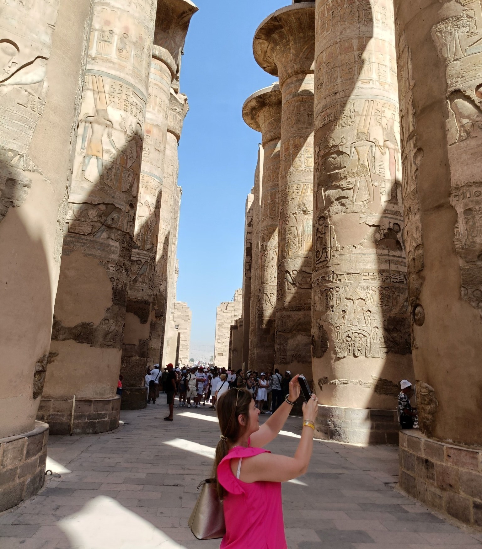 أجنبية تلتقط الصور التذكارية داخل معابد الكرنك بالأقصر أجنبية تلتقط الصور التذكارية داخل معابد الكرنك بالأقصر
