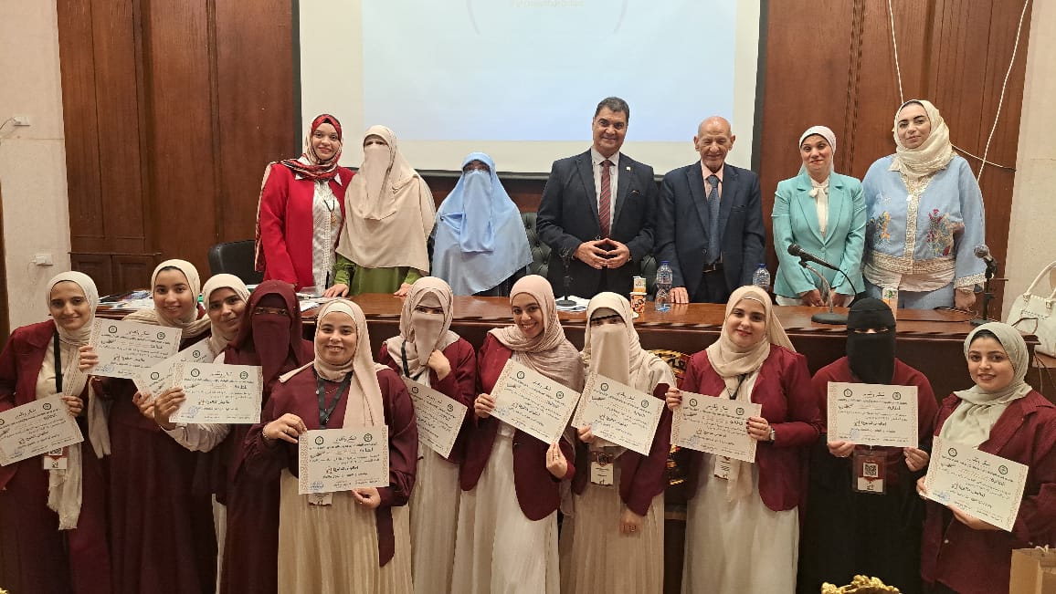 قسم العلاقات العامة والإعلان يناقش مشروعات تخرج دفعة 2025 بكلية الإعلام بنات جامعة الأزهر (8)