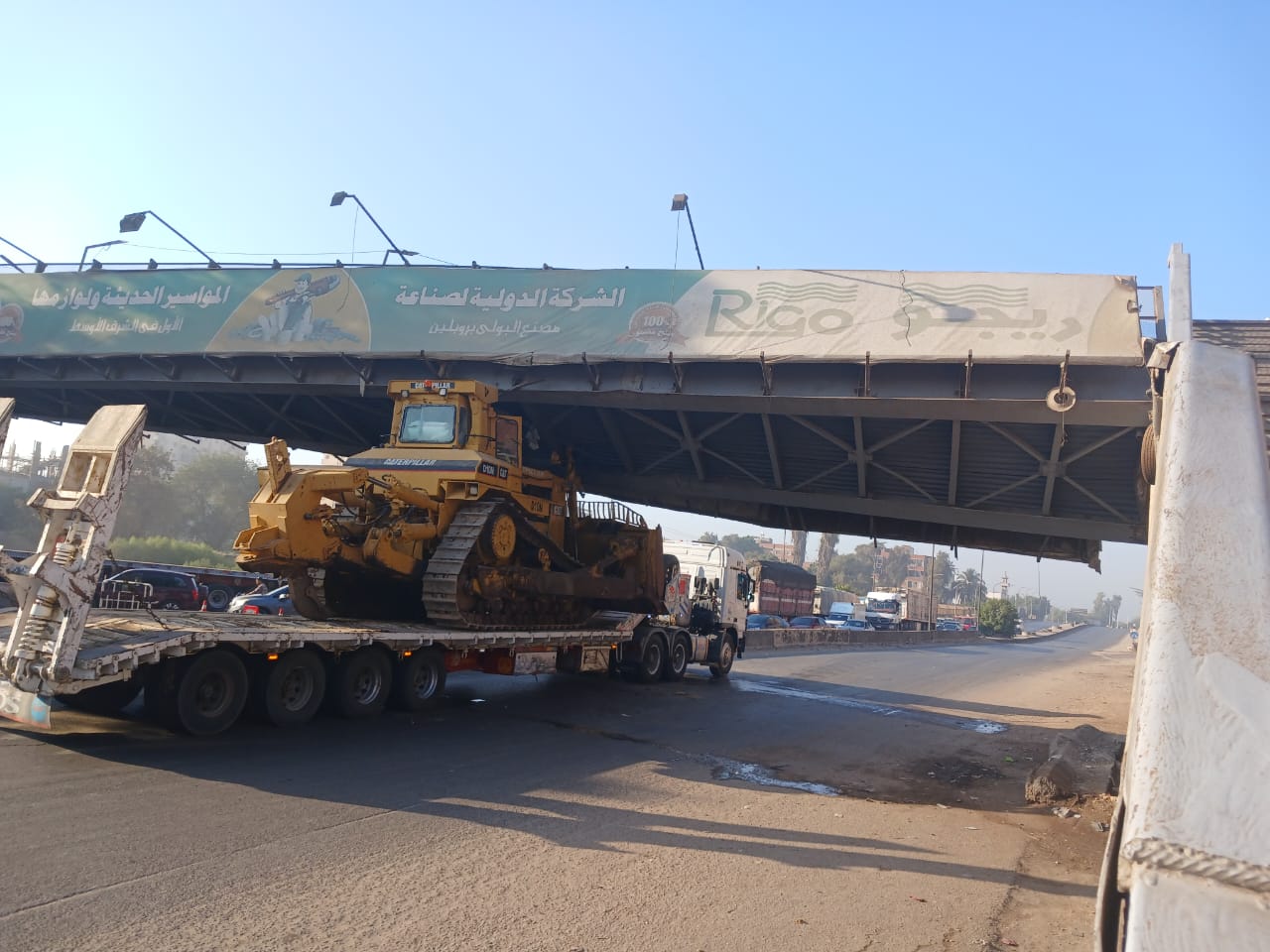 اصطدام التريلا بالكوبرى (4)