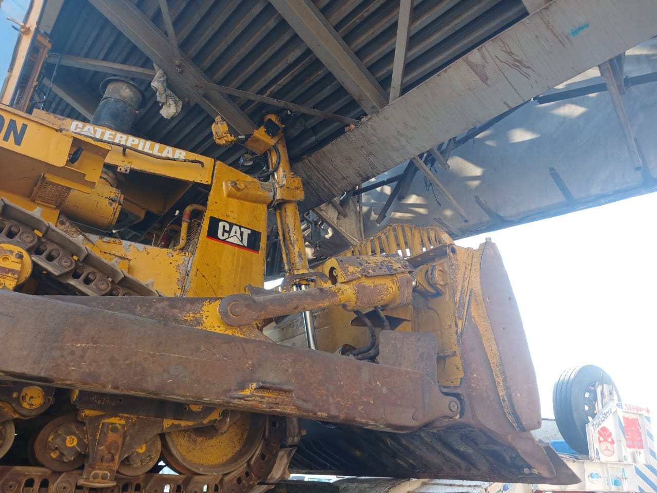 اصطدام التريلا بالكوبرى (1)