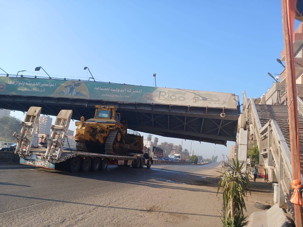 اصطدام التريلا بالكوبرى (3)