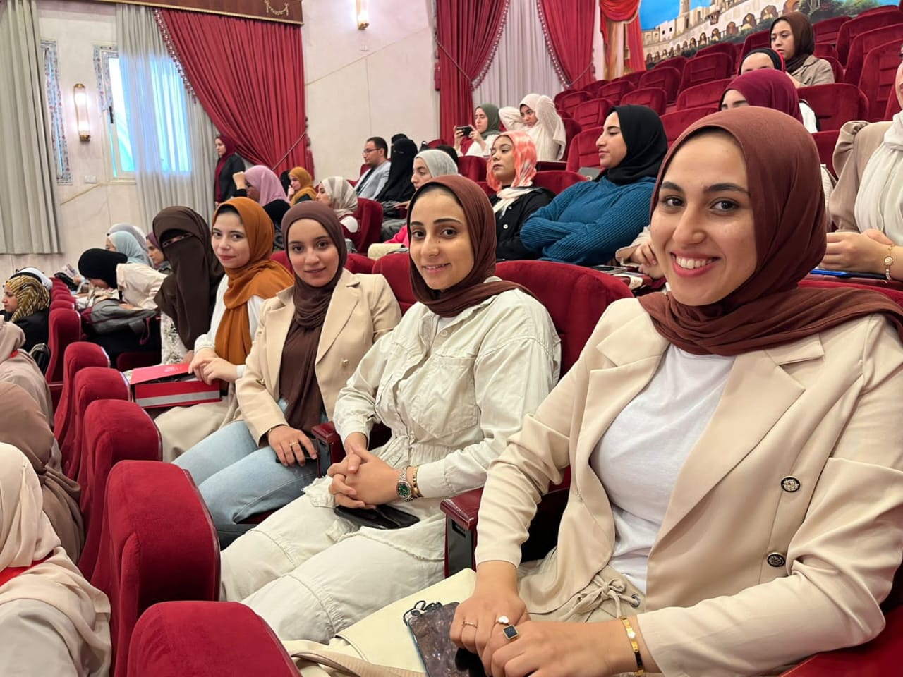 قسم العلاقات العامة والإعلان يناقش مشروعات تخرج دفعة 2025 بكلية الإعلام بنات جامعة الأزهر (1)