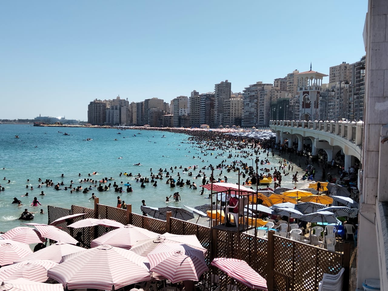 شواطئ الإسكندرية تكتظ بالمصطافين في ذروة موسم الصيف ..صور - 5 - سيناء الإخبارية