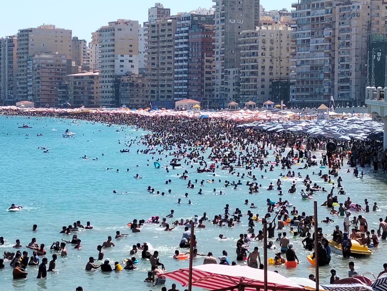 شواطئ الإسكندرية تكتظ بالمصطافين في ذروة موسم الصيف ..صور - 7 - سيناء الإخبارية