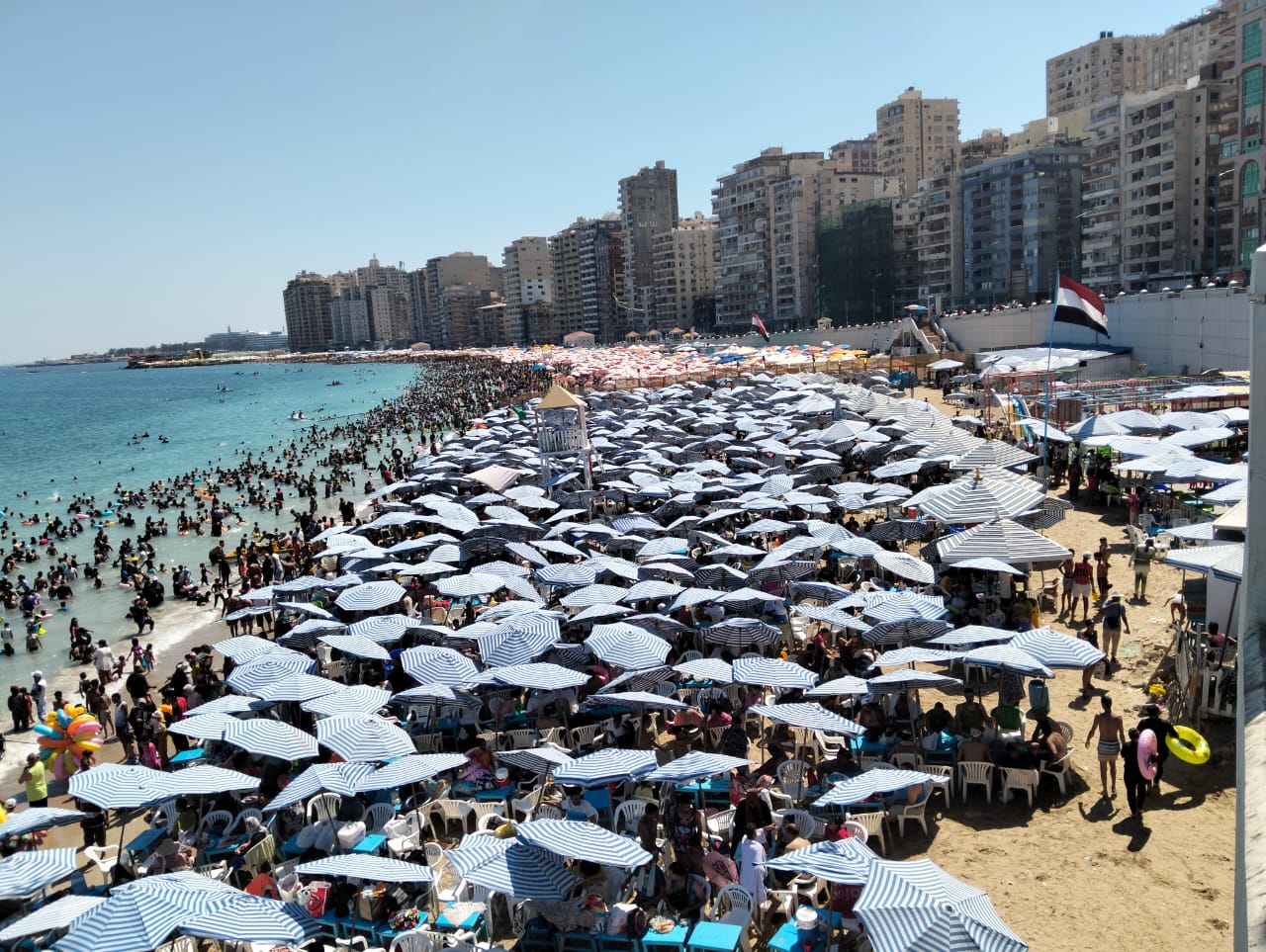 شواطئ الإسكندرية تكتظ بالمصطافين في ذروة موسم الصيف ..صور - 1 - سيناء الإخبارية