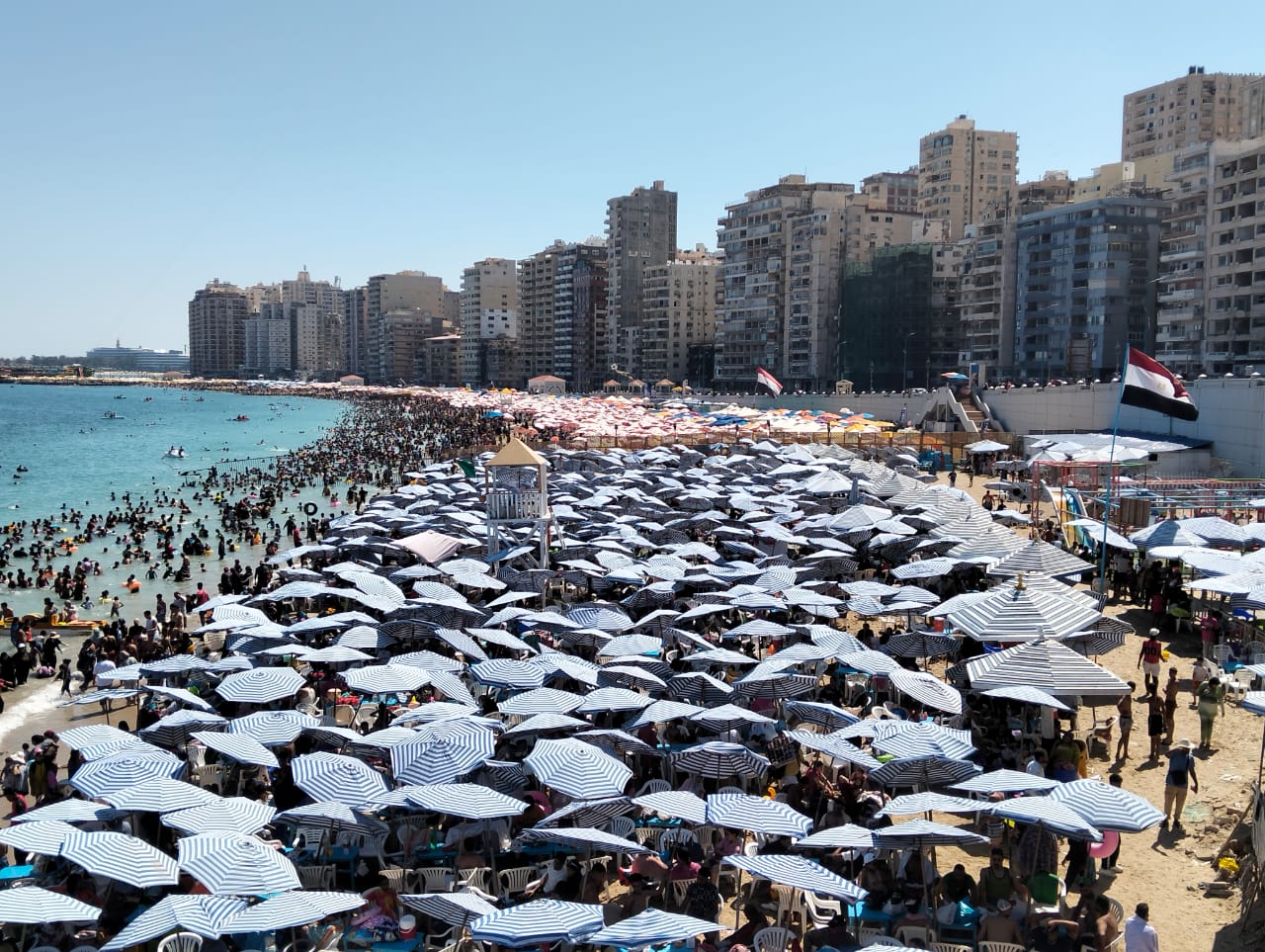 شواطئ الإسكندرية تكتظ بالمصطافين في ذروة موسم الصيف ..صور - 9 - سيناء الإخبارية