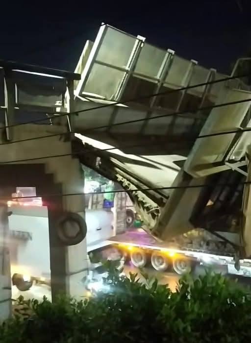 فرق الصيانة في موقع الحادث (٤)