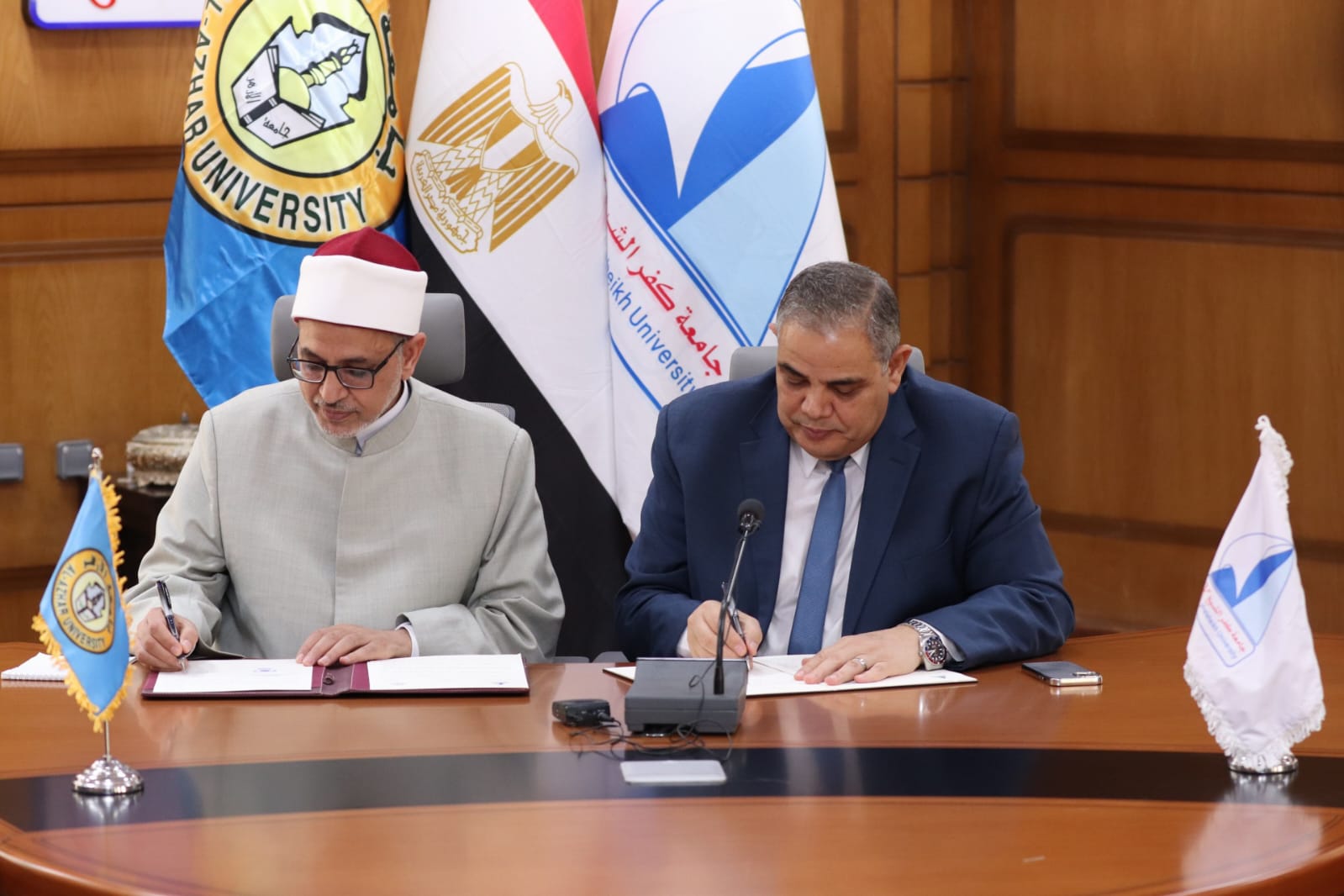 رئيس جامعة كفر الشيخ ورئيس جامعة الأزهر يوقعان بروتوكول تعاون مشترك بين الجامعتين رئيس جامعة كفر الشيخ ورئيس جامعة الأزهر يوقعان بروتوكول تعاون مشترك بين الجامعتين