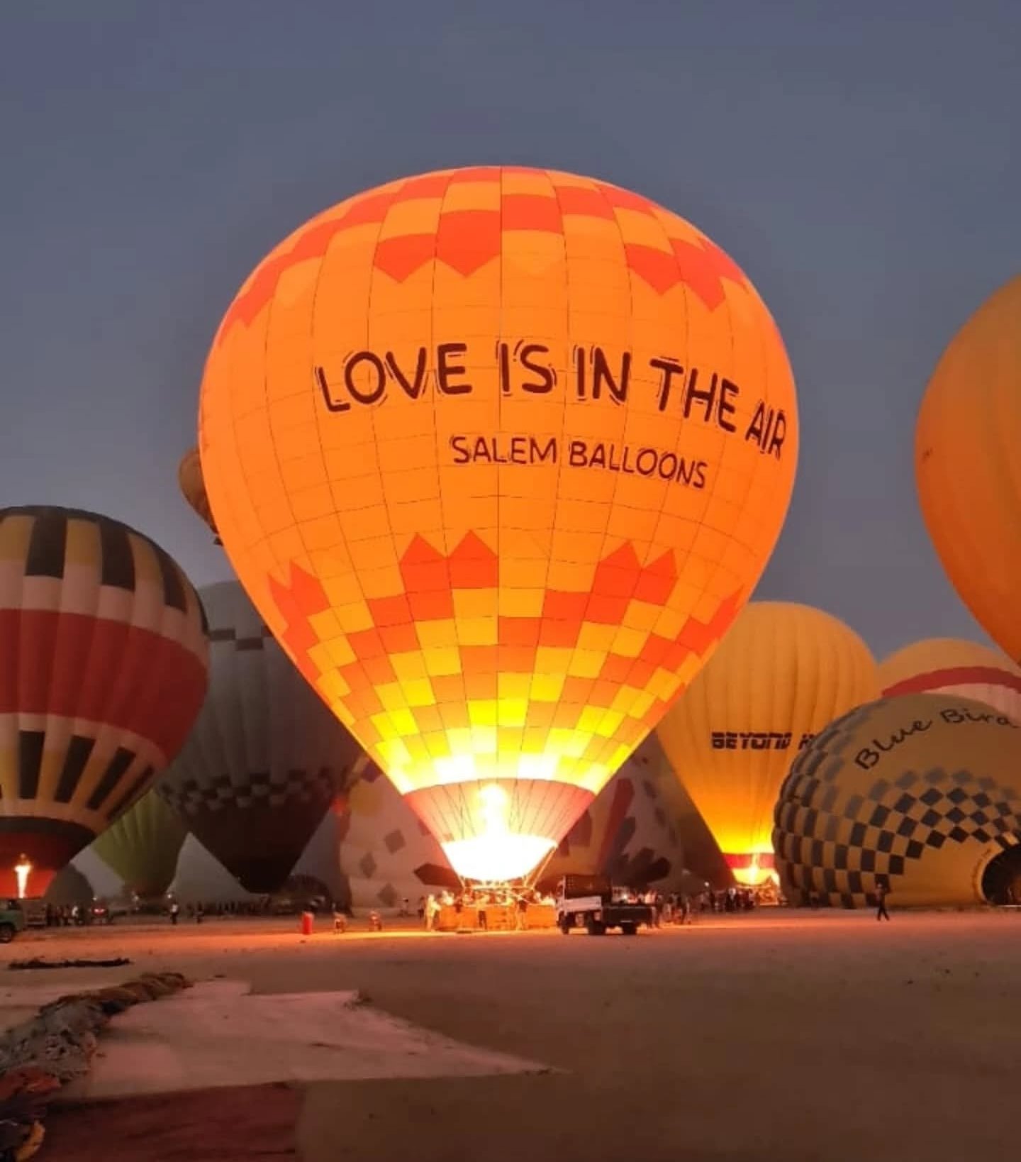 تجهيز البالونات الطائرة للتحليق بسماء الأقصر