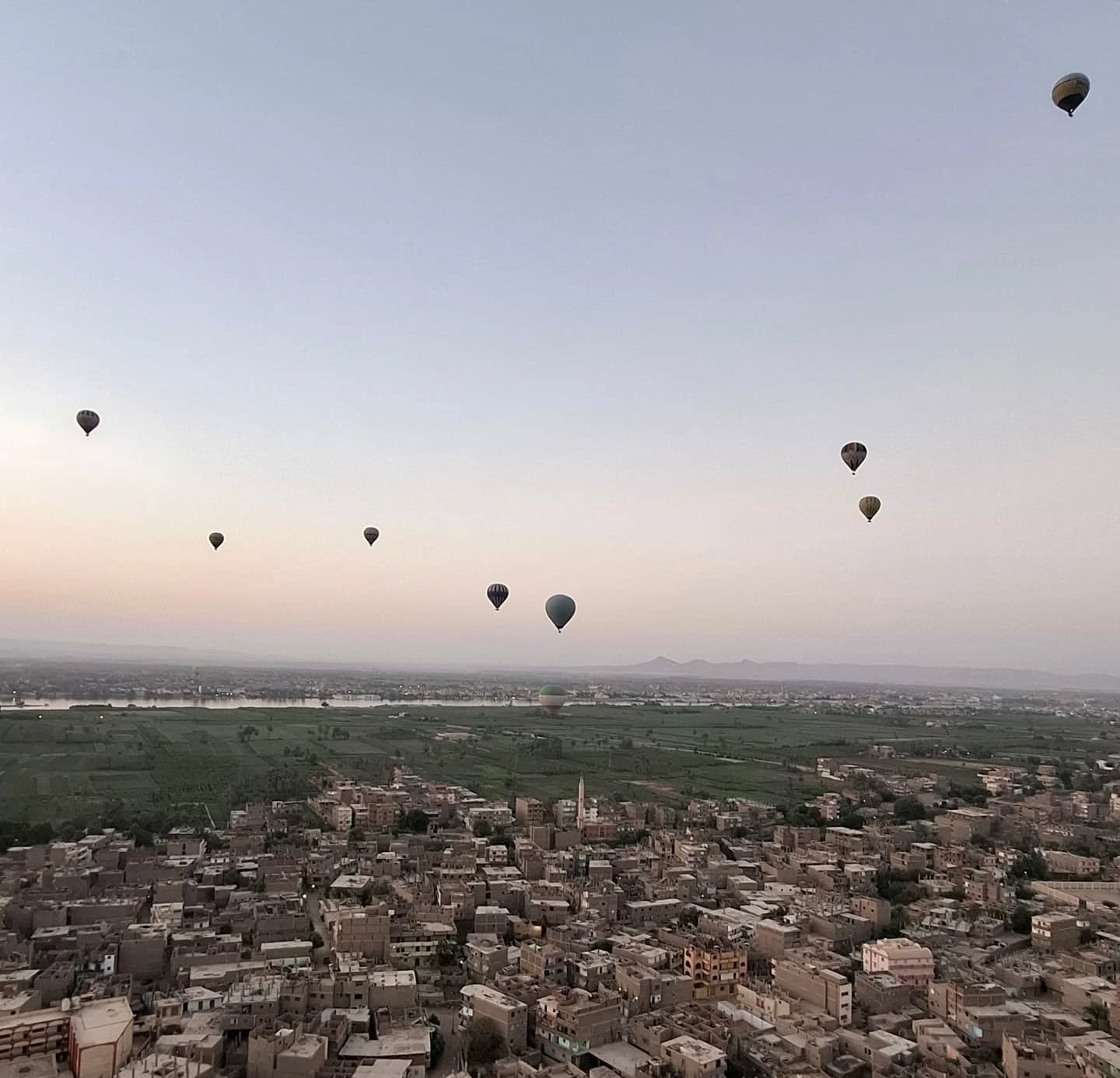 سماء الأقصر تشهد تحليق 28 رحلة بالون تقل 630 سائح