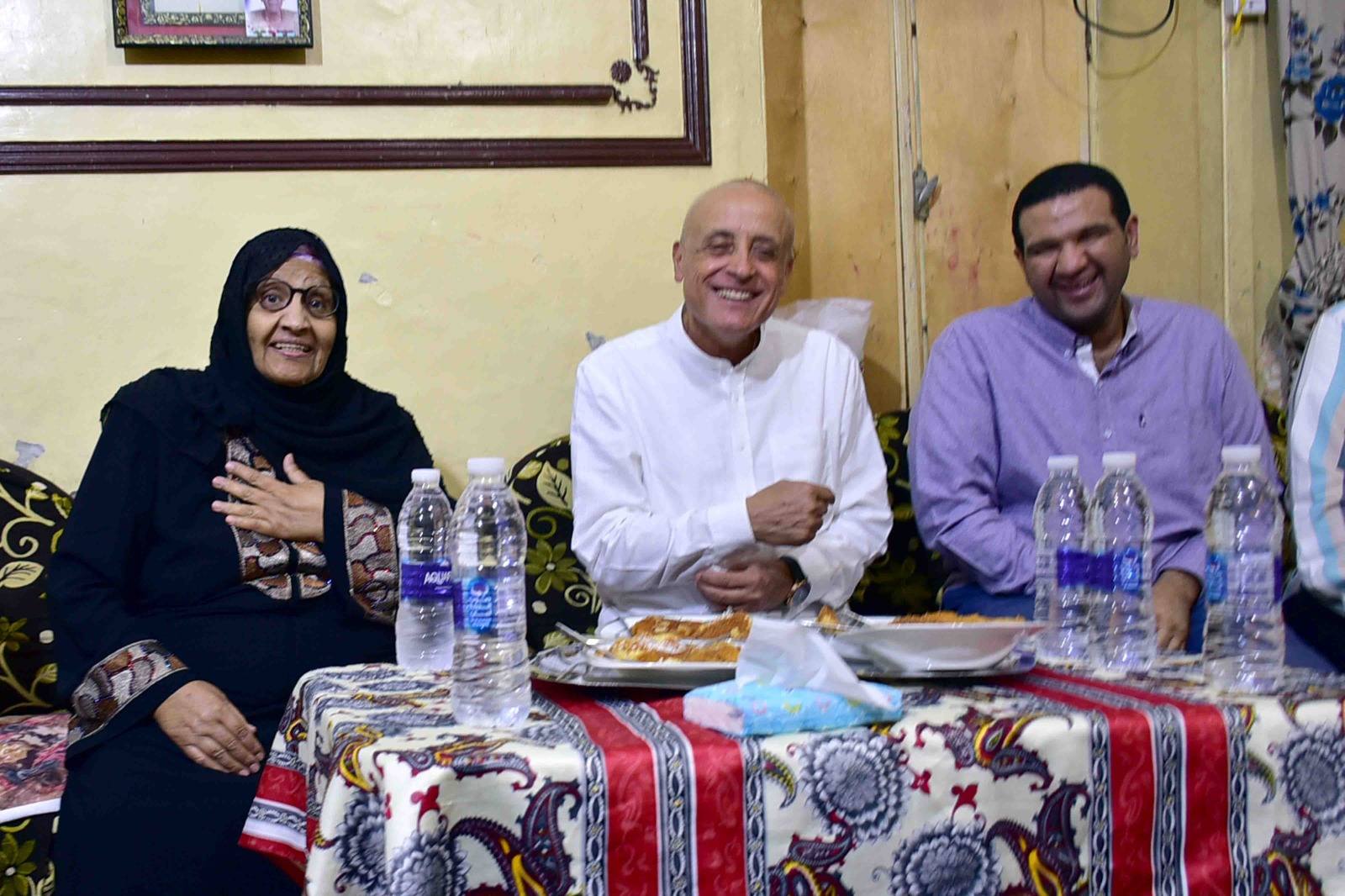 محافظ الأقصر يزور منزل سيدة مسنة وعدها بتوصيل الصرف الصحى