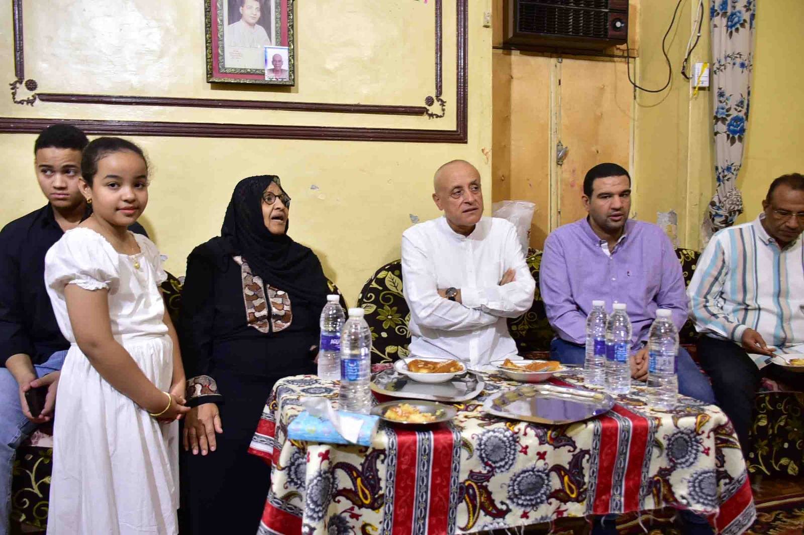 المحافظ يزور منزل سيدة مسنة وعدها بتوصيل الصرف الصحى