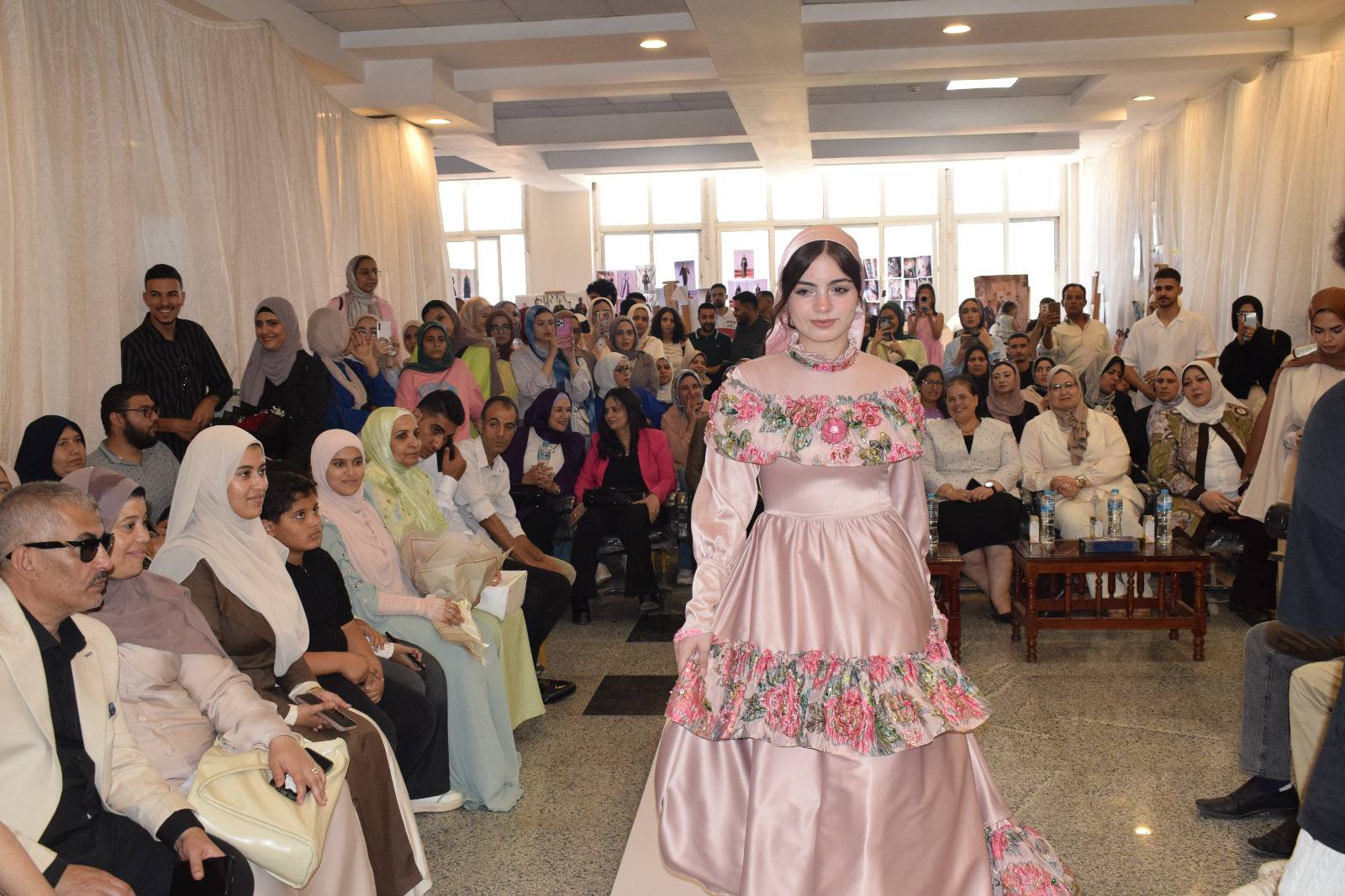 الأزياء بالعرض