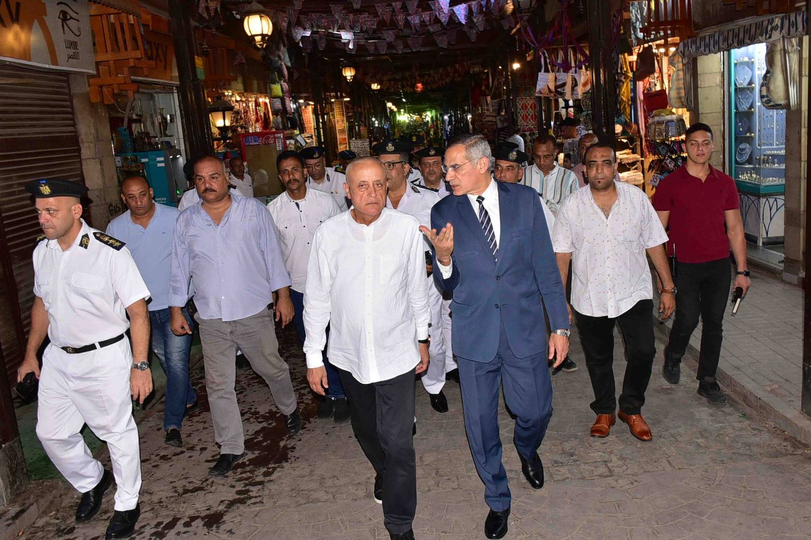 جولة المحافظ ومدير الأمن داخل السوق السياحى