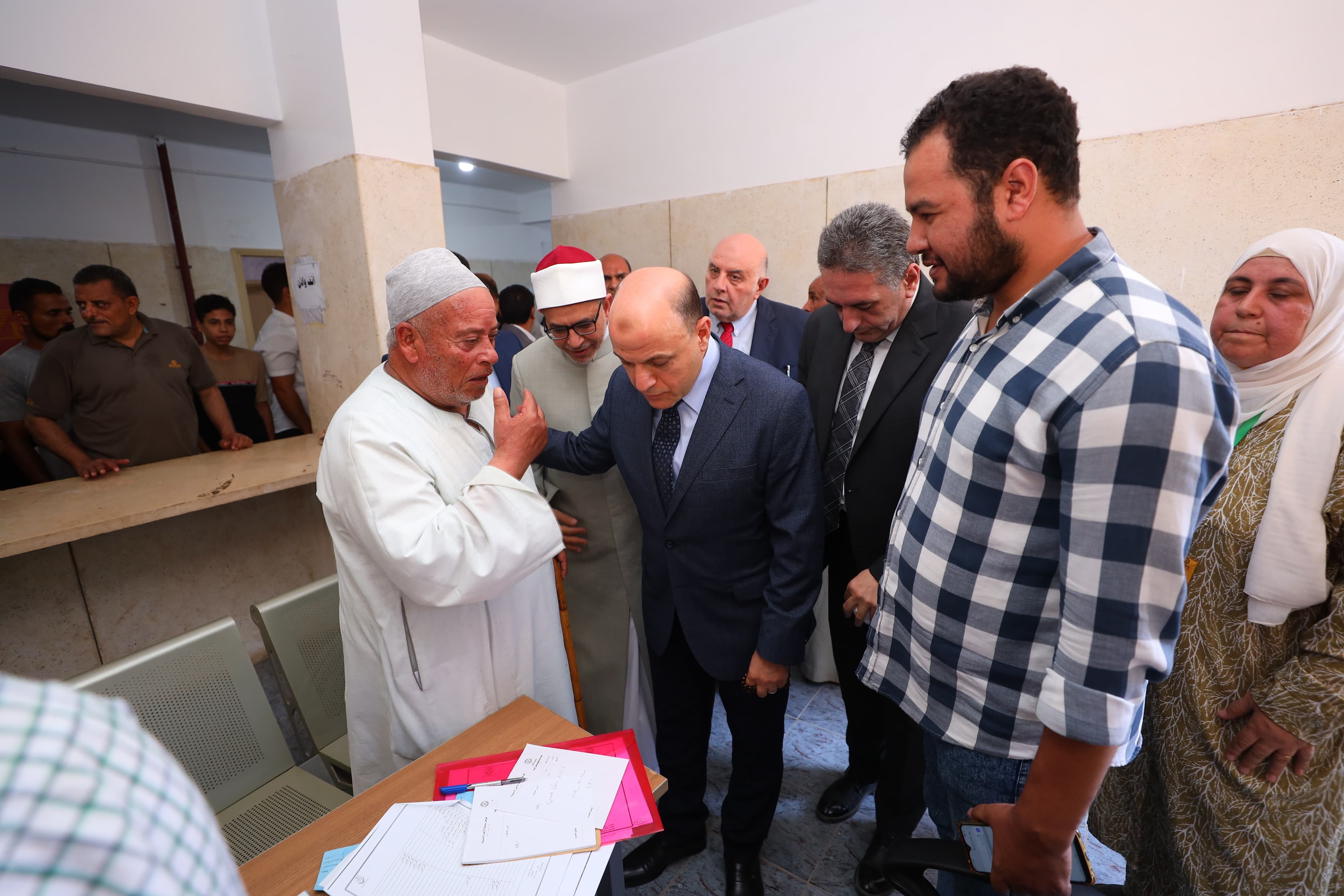 محافظ كفر الشيخ يستمع للمواطنين