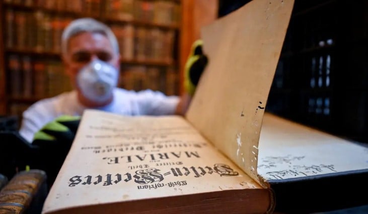 كتاب تضررت أوراقه الداخلية بفعل الخنافس 