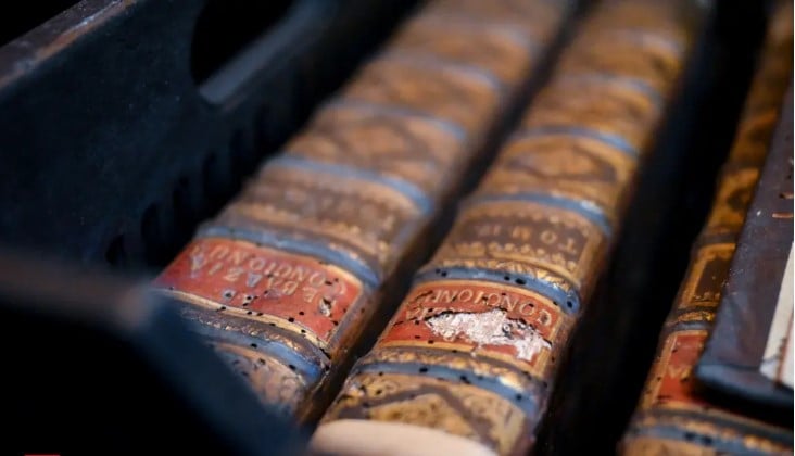 غلاف كتاب تضرر من غزو الخنافس للمكتبة التاريخية في المجر