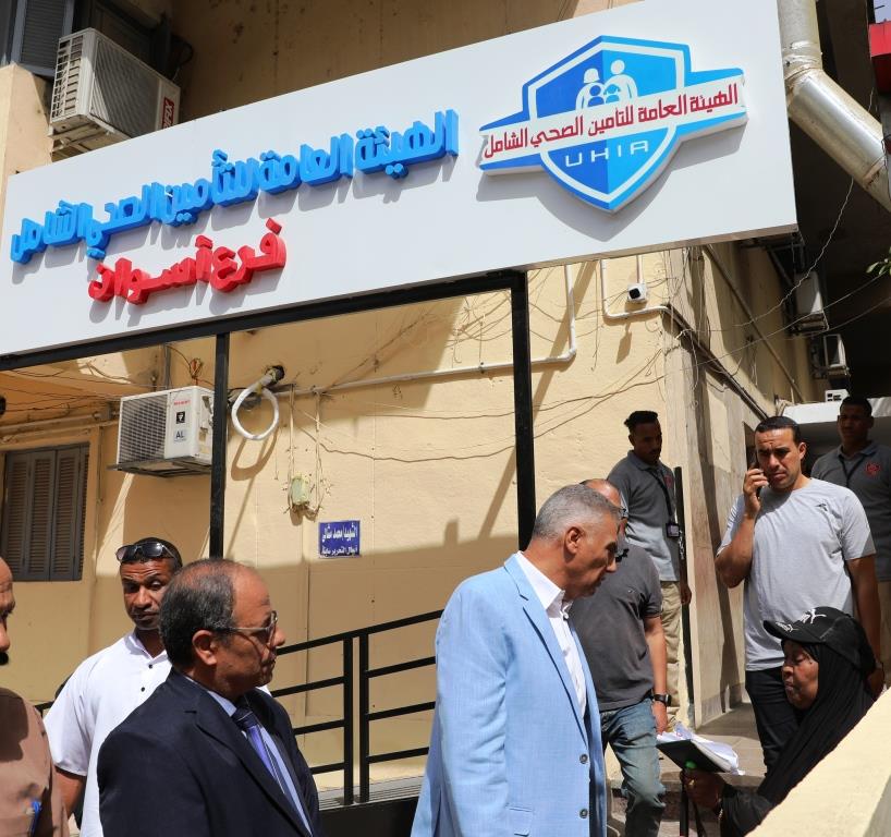محافظ أسوان يتابع تشغيل منظومة التأمين الشامل