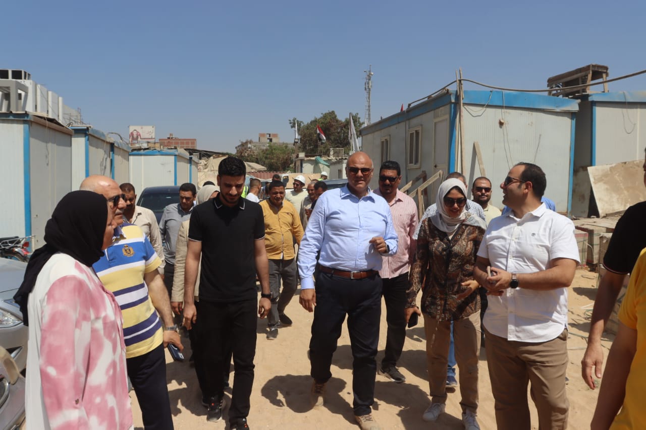 محافظ القليوبية خلال الجولة