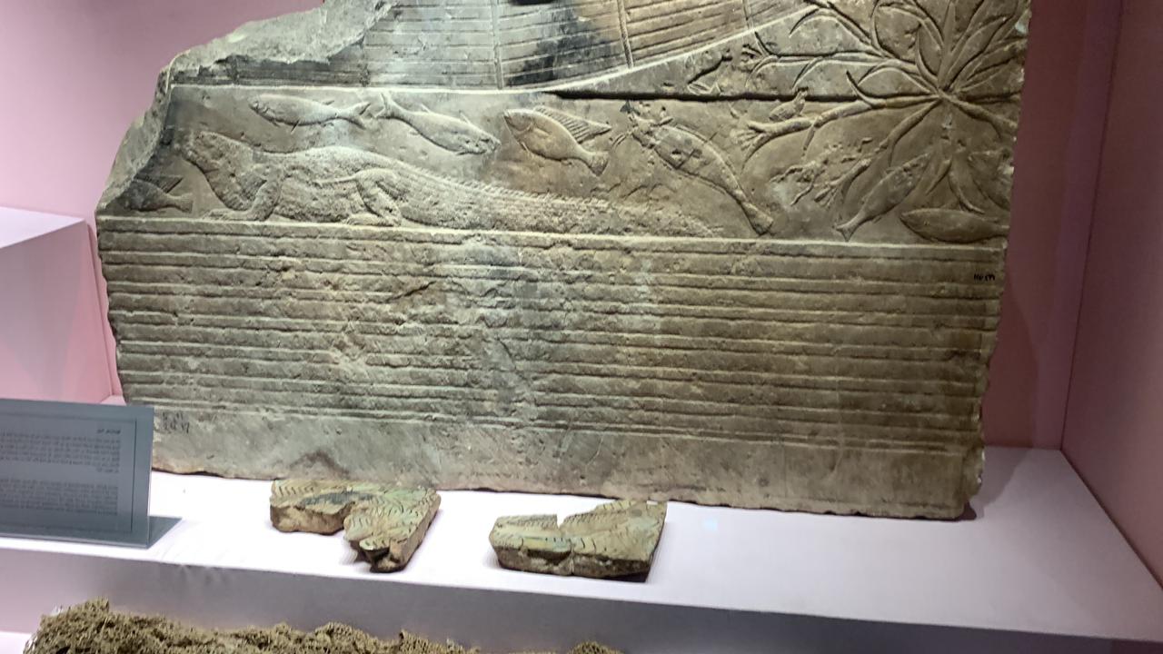 لوحة أثرية نقش علها نهر النيل والمراكب والاسماك