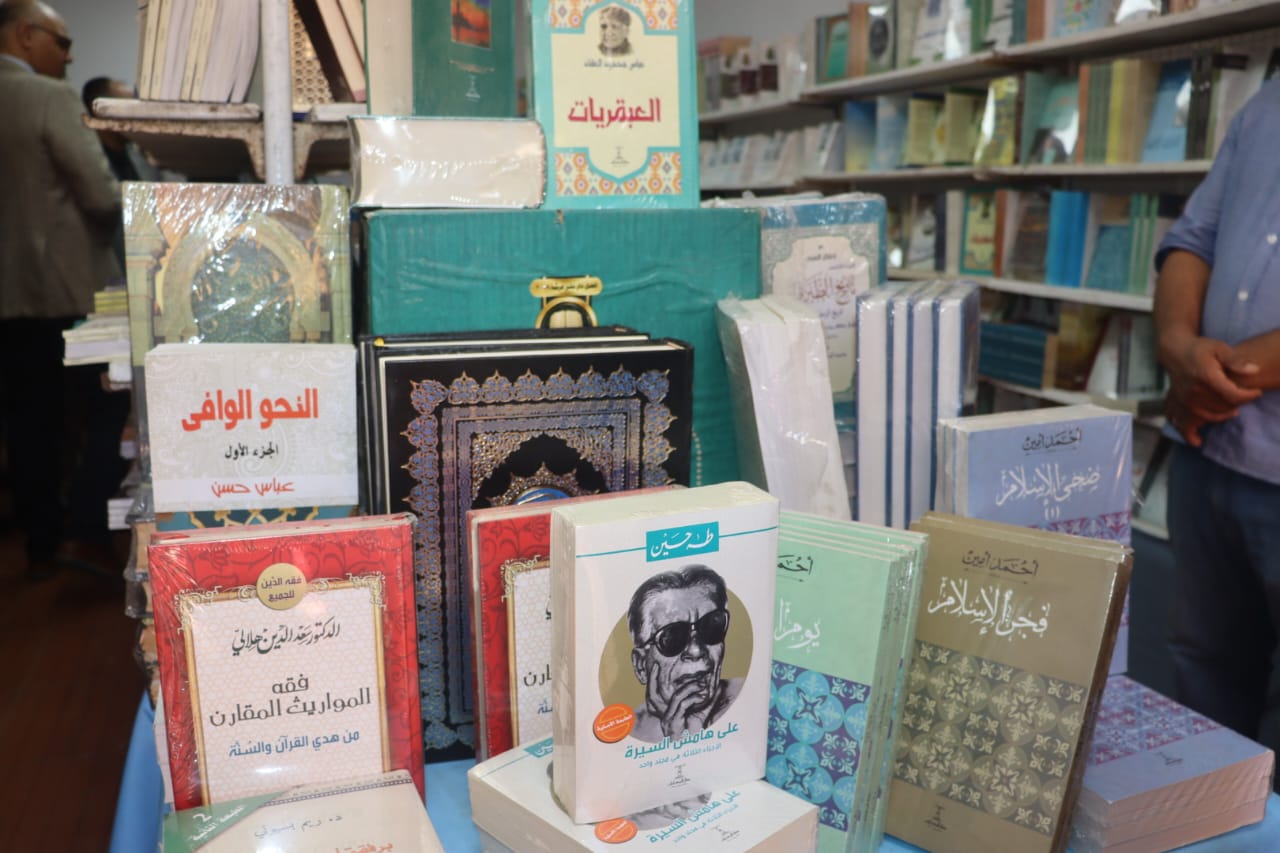 الكتب بالمكتبة