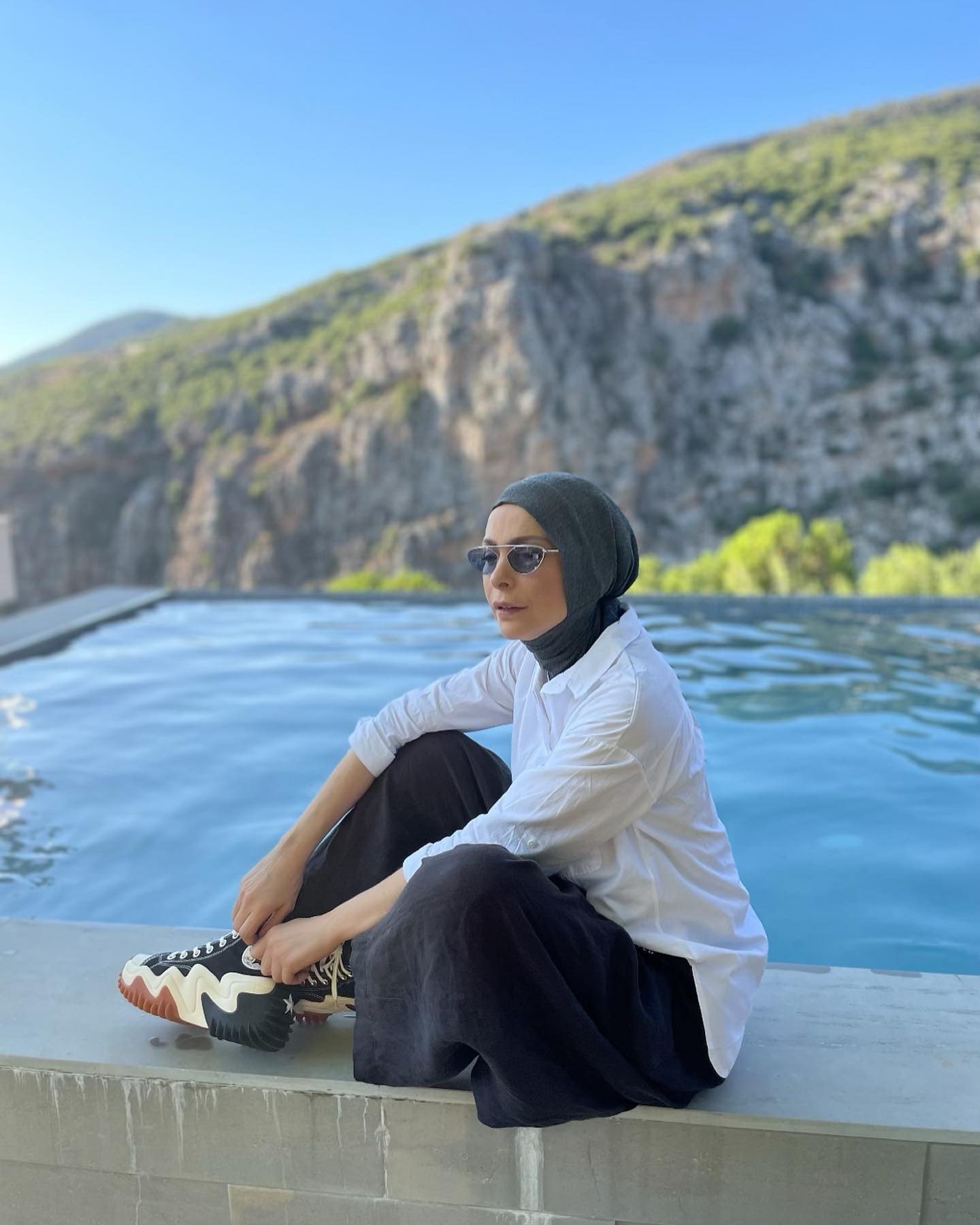 الفنانة "أمل حجازي" تخلع الحجاب بعد 8 سنوات من ارتدائه.. وتفاجئ جمهورها بإطلالة جريئة