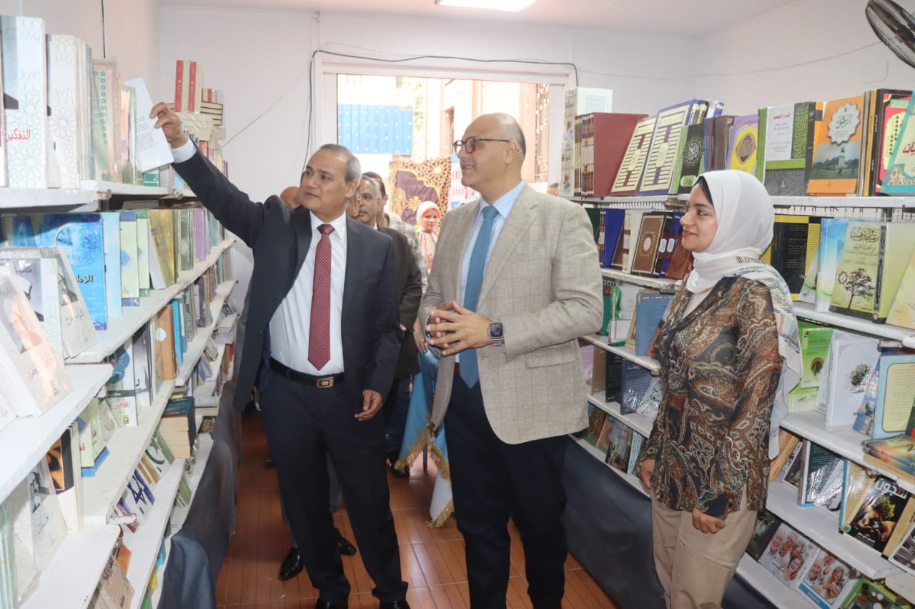 خلال تفقد المكتبة