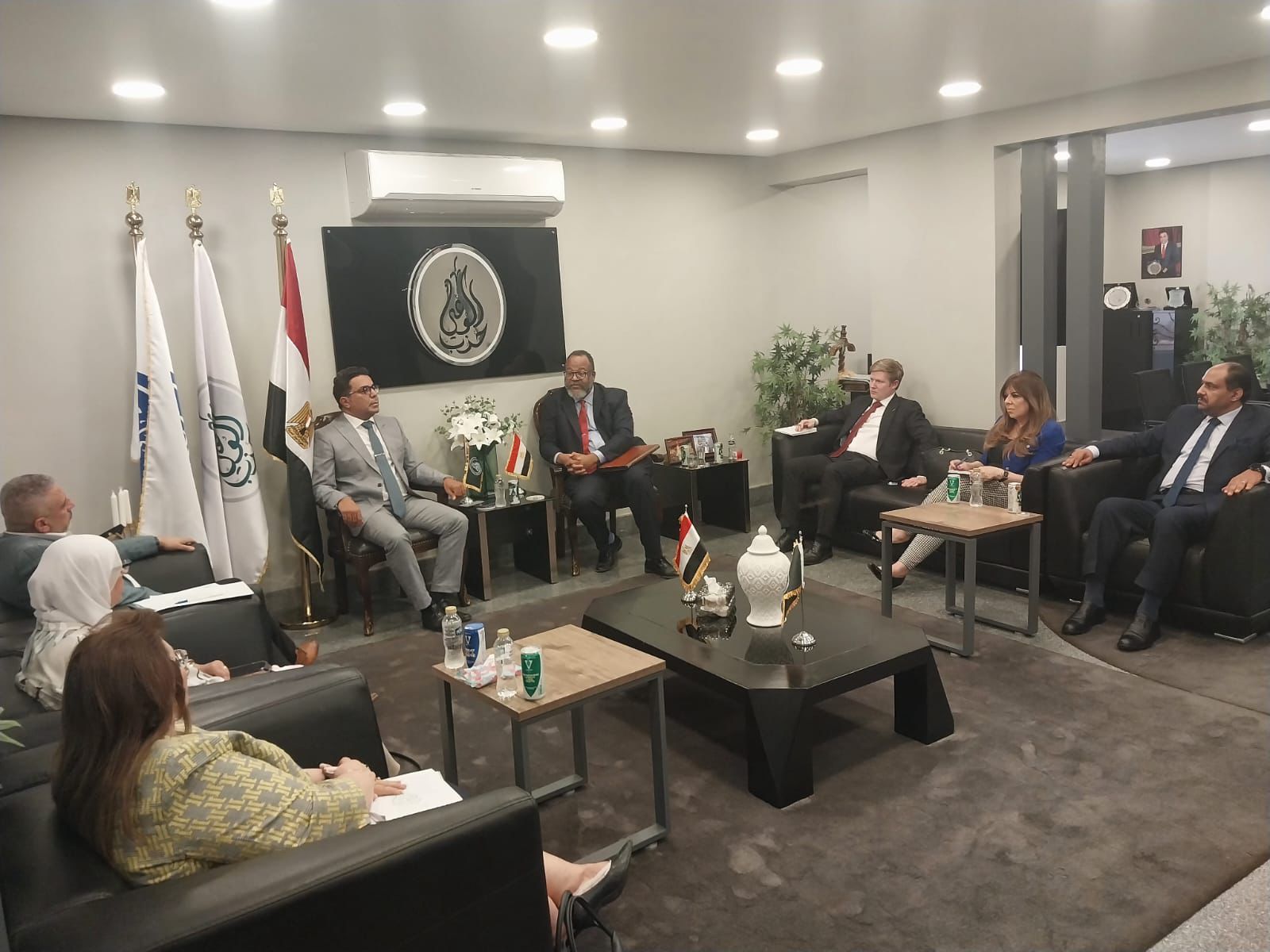 حزب الوعي يستقبل وفدًا من السفارة الأمريكية (1)
