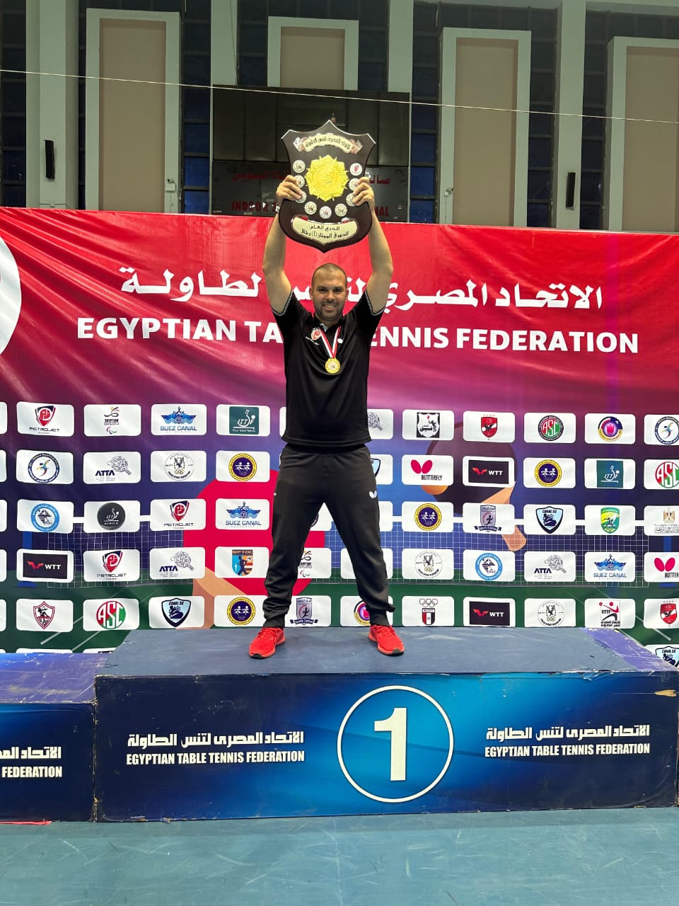 لاعب بتروجت يحمل الدرع