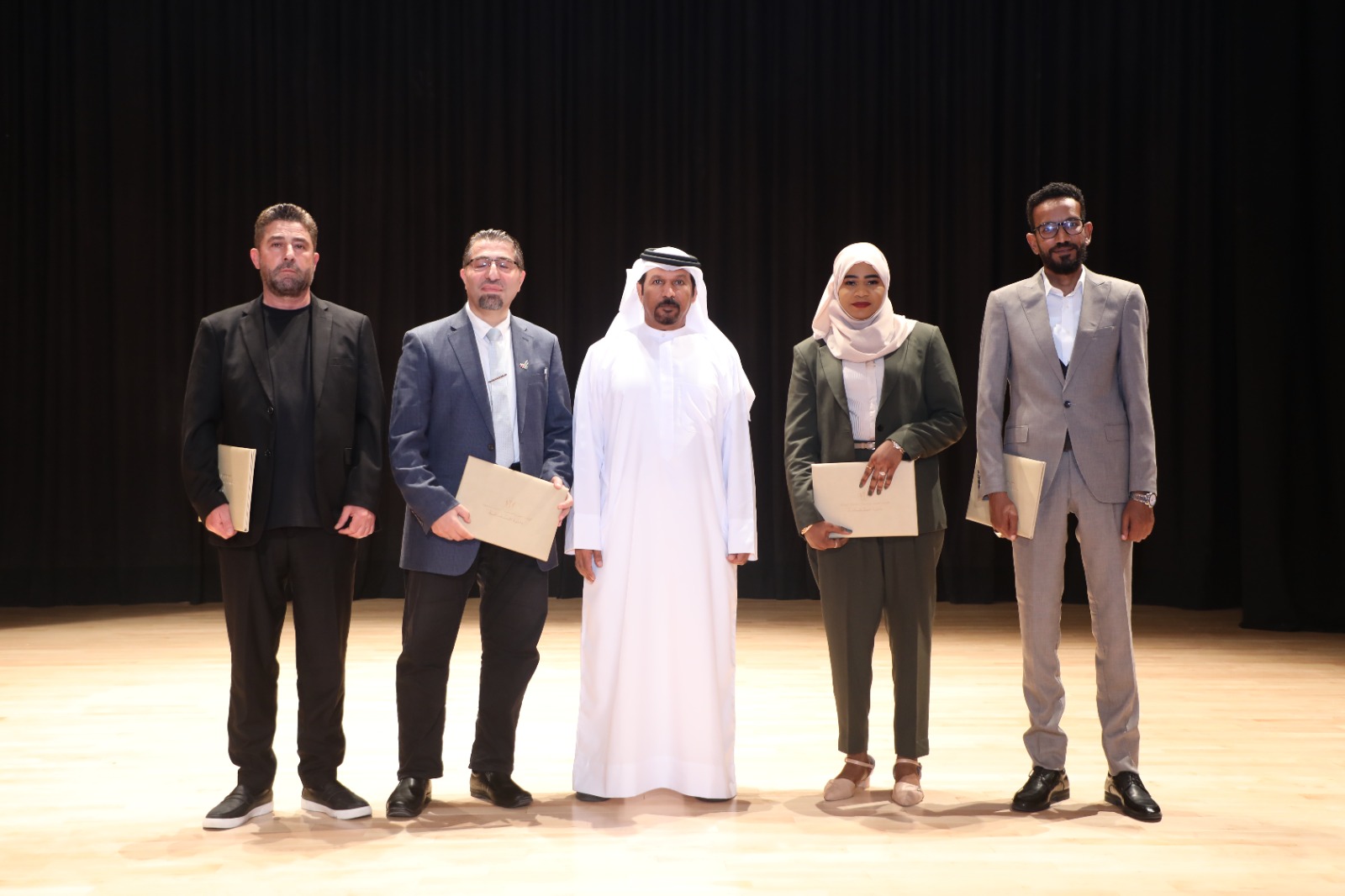 الشاعر محمد البريكى يكرم الشعراء الشاعر محمد البريكى يكرم الشعراء