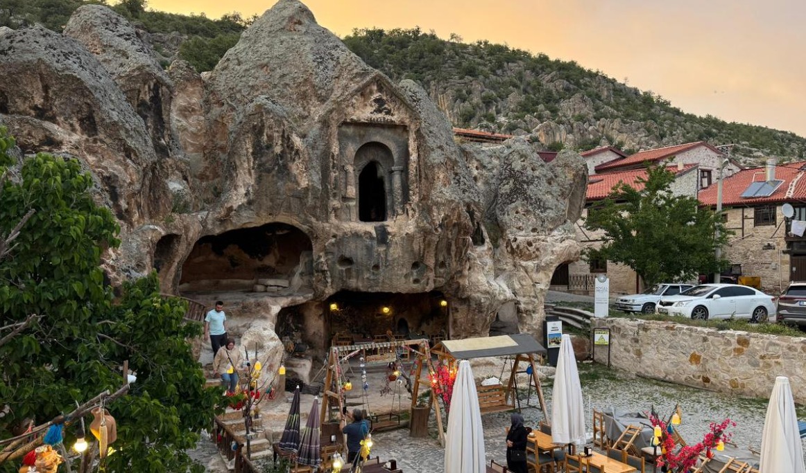 إنارة وتزين مقبرة تاريخية وغضب بين علماء الآثار الأتراك إنارة وتزين مقبرة تاريخية وغضب بين علماء الآثار الأتراك