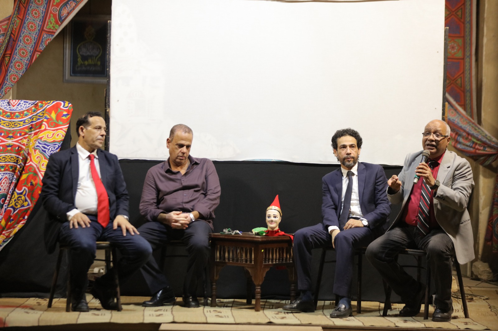 جانب من الندوة جانب من الندوة