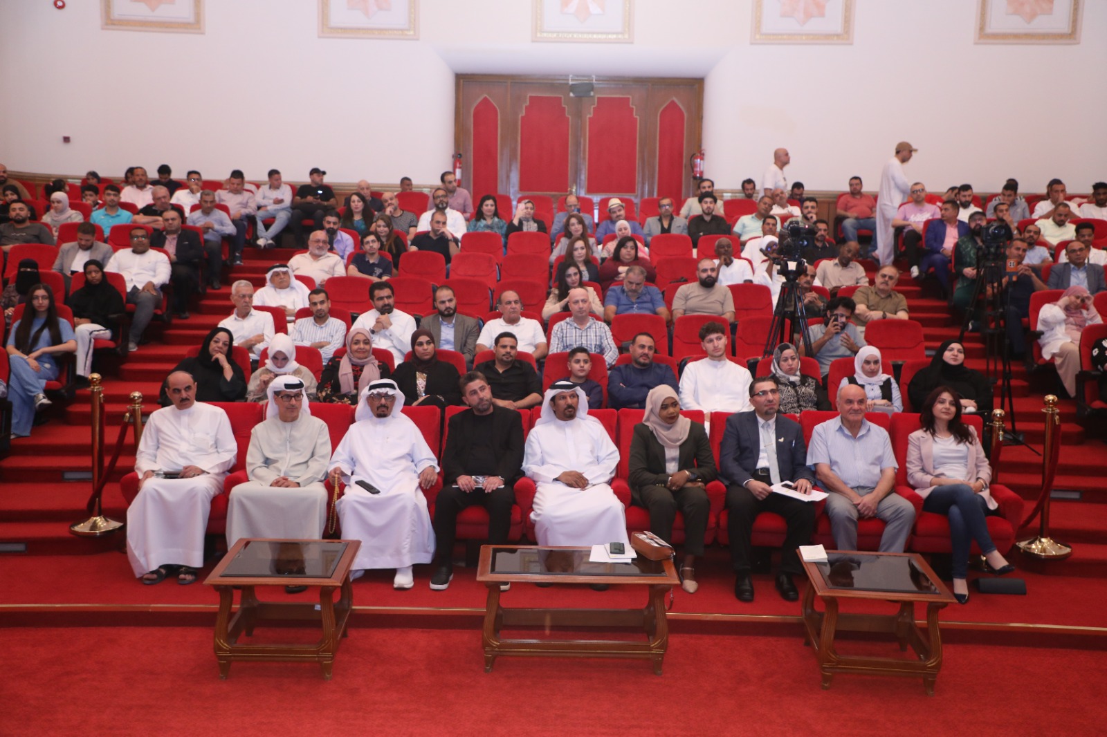 جانب من الأمسية الشعرية جانب من الأمسية الشعرية