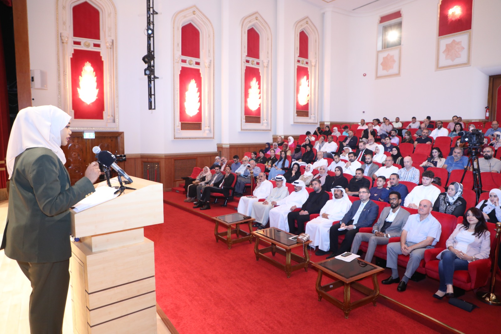 خلال الأمسية الشعرية خلال الأمسية الشعرية