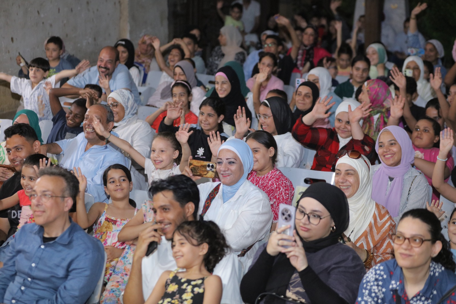 الجمهور يتابع العرض الجمهور يتابع العرض