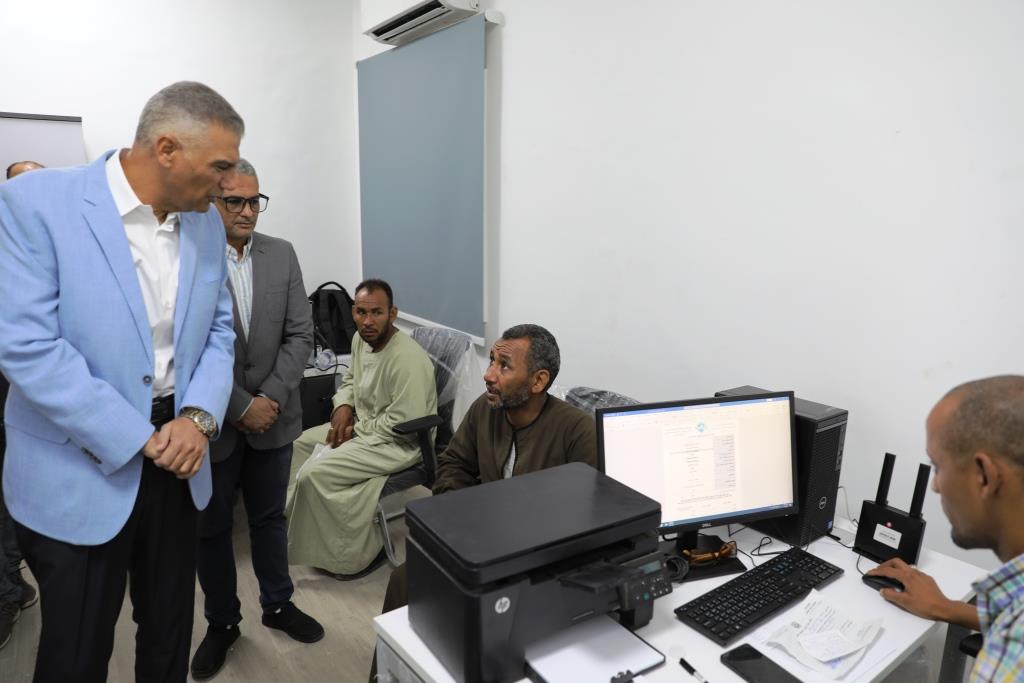 محافظ أسوان يطمئن على تشغيل الخدمة