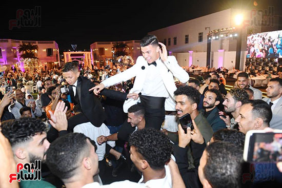 شحاتة يرقص مع زملائة وعائلتة