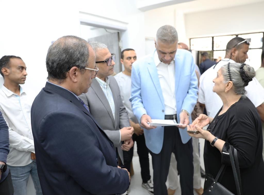 محافظ أسوان مع المواطنين