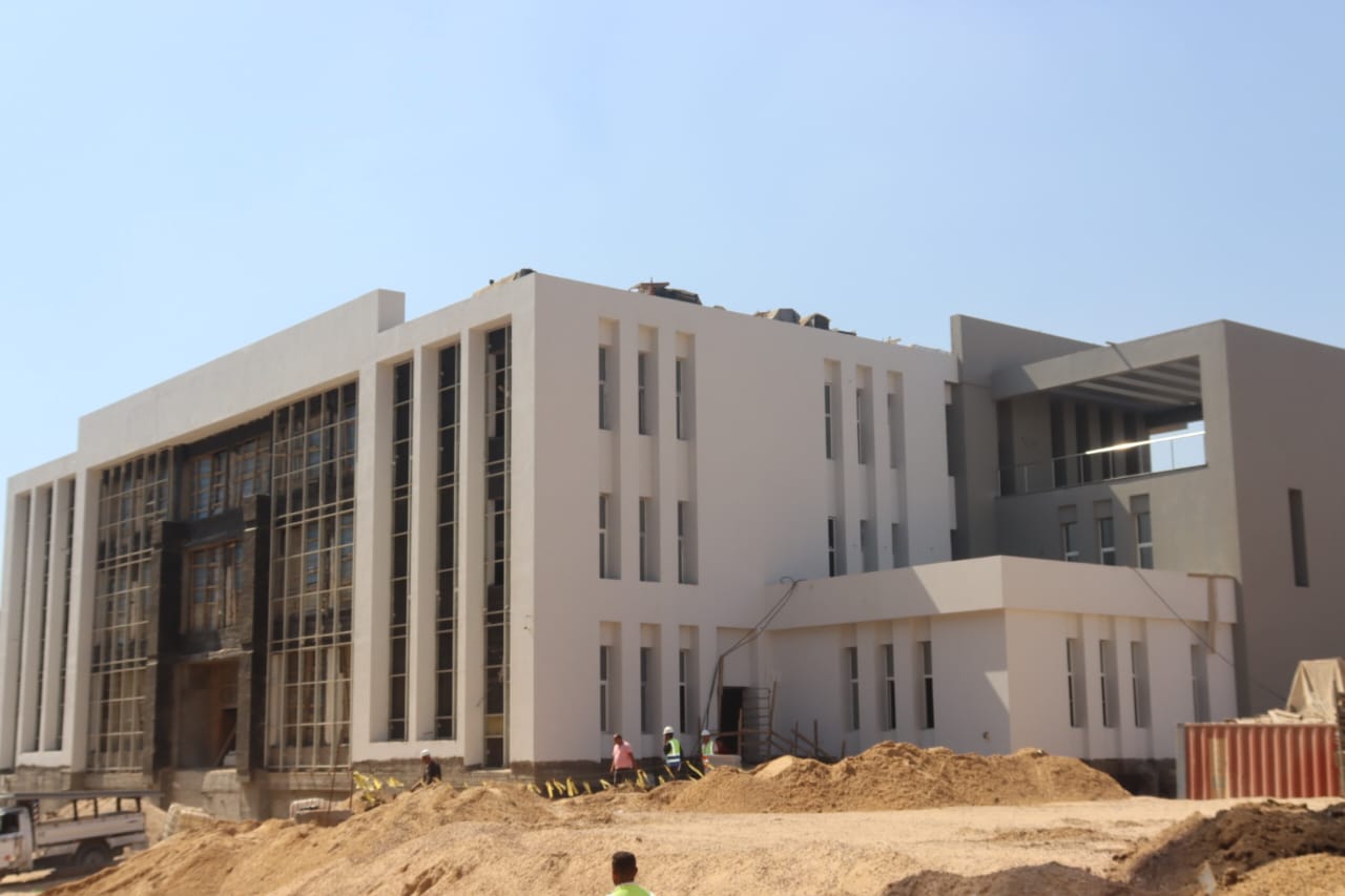 أعمال الإنشاء بالمستشفى