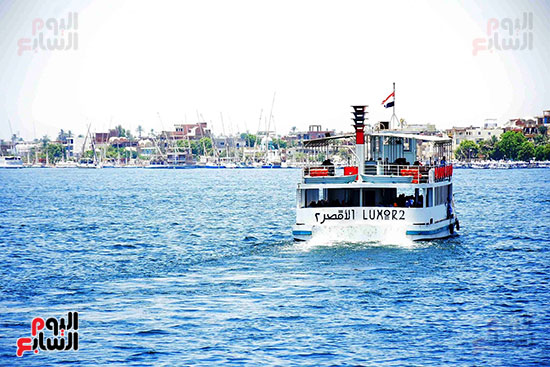 المعدية-الأقصر-2-فى-رحلتها-بين-الشرق-والغرب-فى-النيل المعدية-الأقصر-2-فى-رحلتها-بين-الشرق-والغرب-فى-النيل