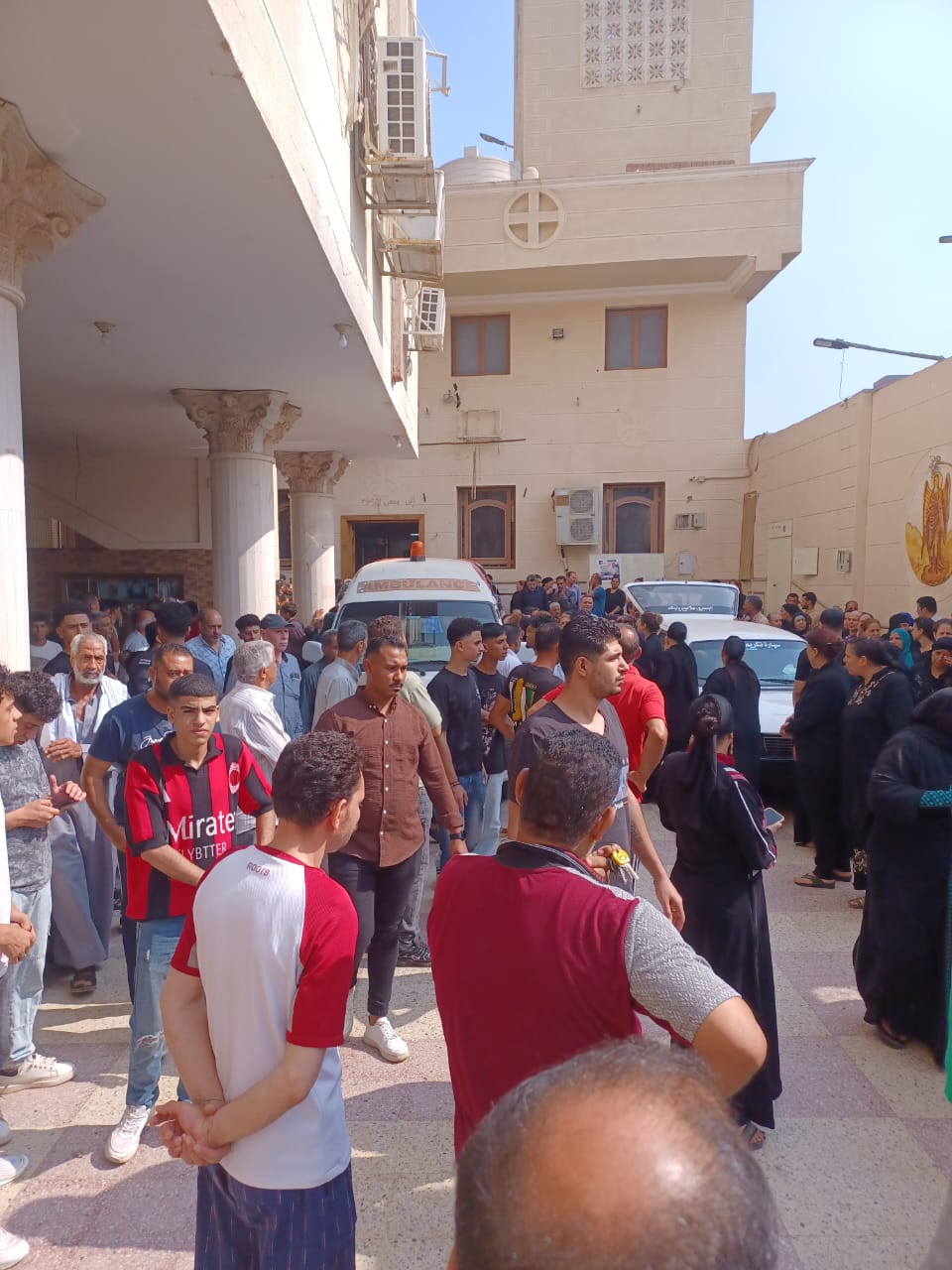 تواجد الأهالى داخل الكنيسة
