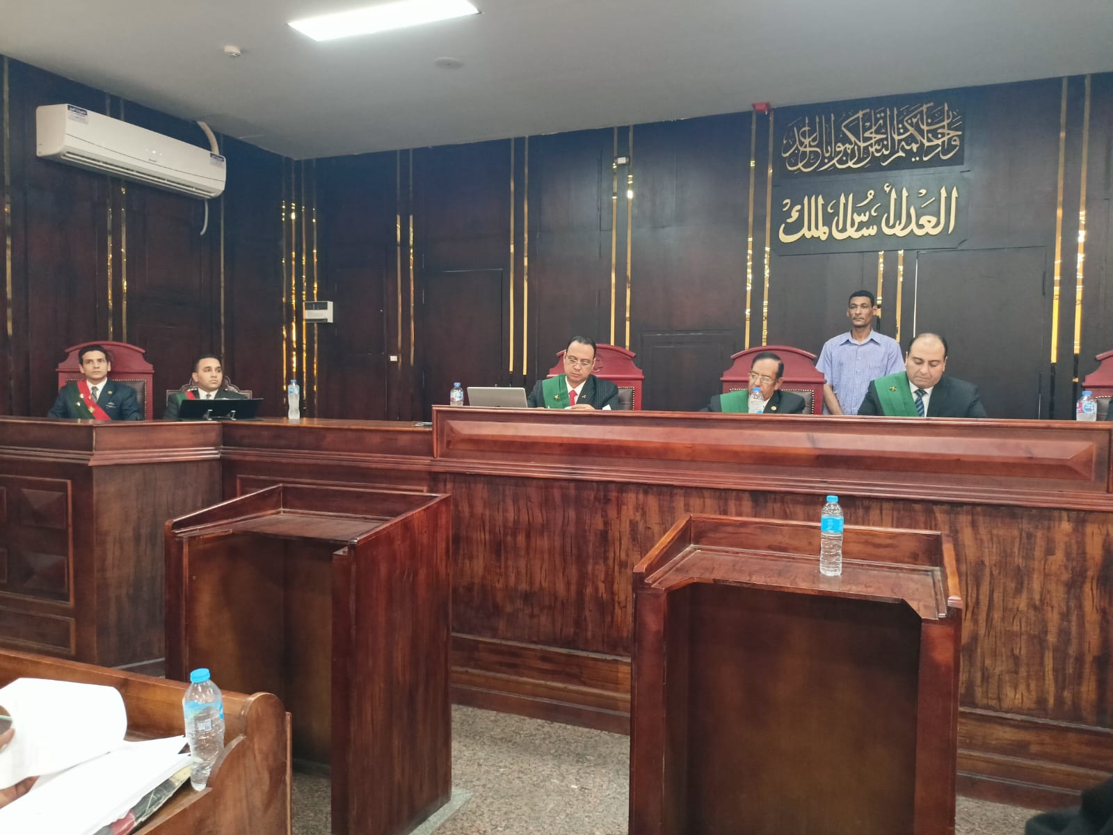 هيئة المحكمة خلال فعاليات الجلسة للمتهم