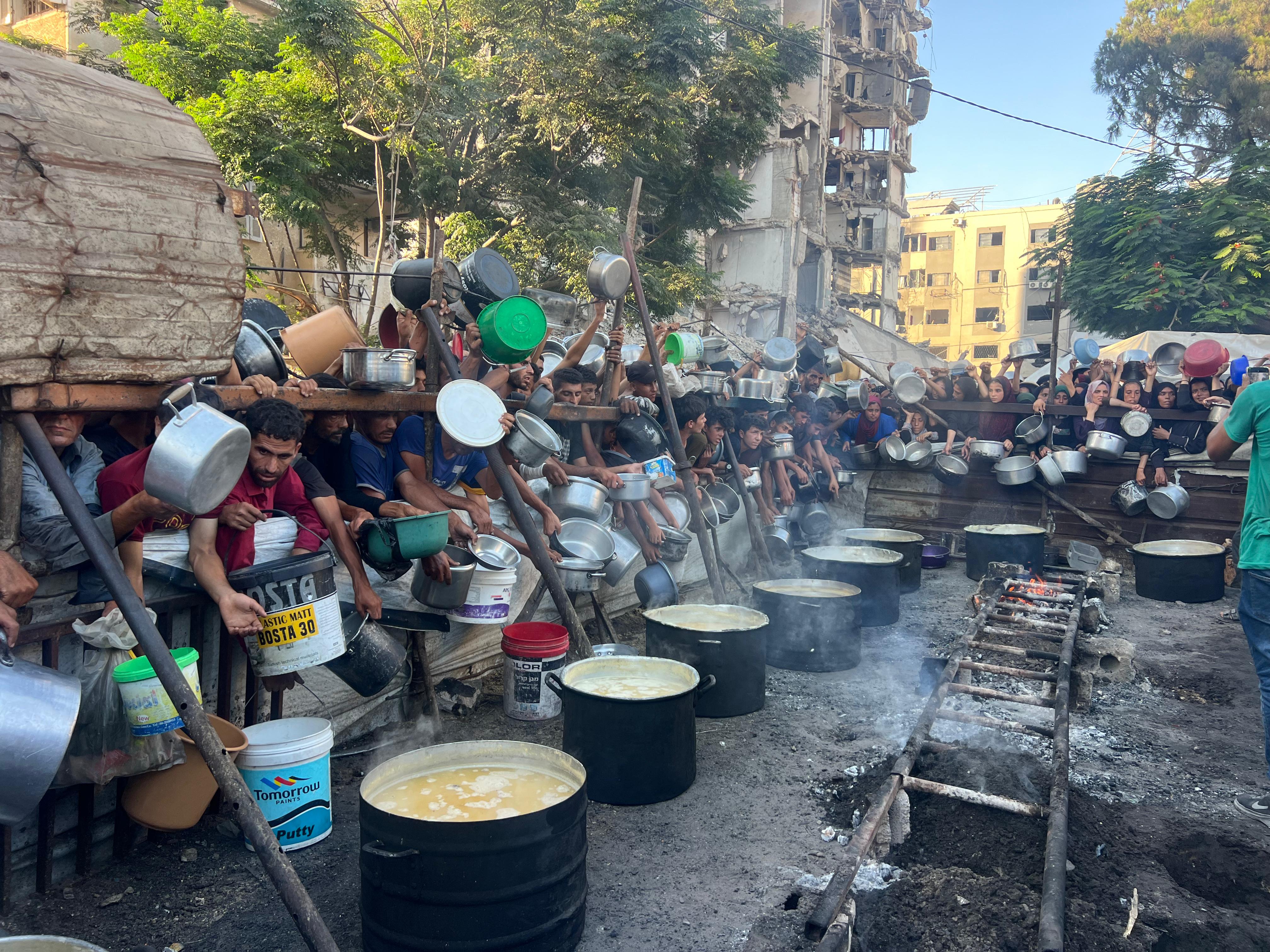 بأواني فارغة .. فلسطينيون يتنافسون للحصول على طعام التكيات