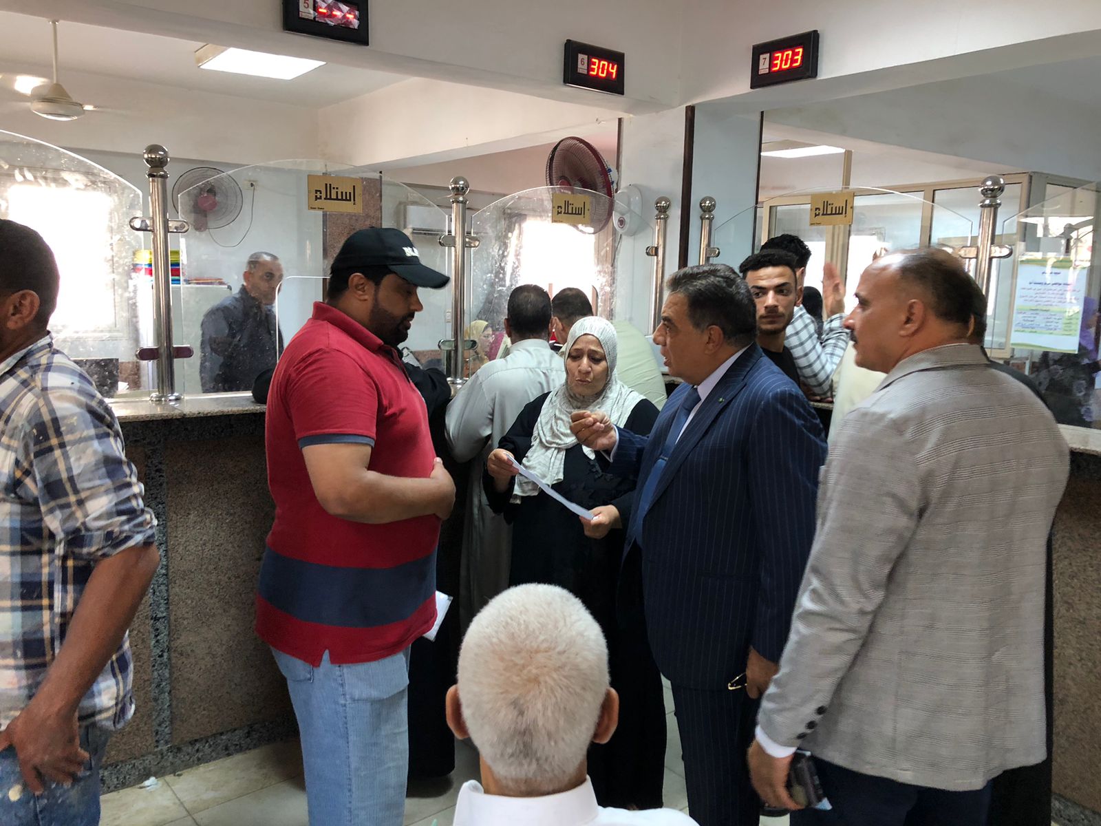محافظ الدقهلية مع المواطنين محافظ الدقهلية مع المواطنين
