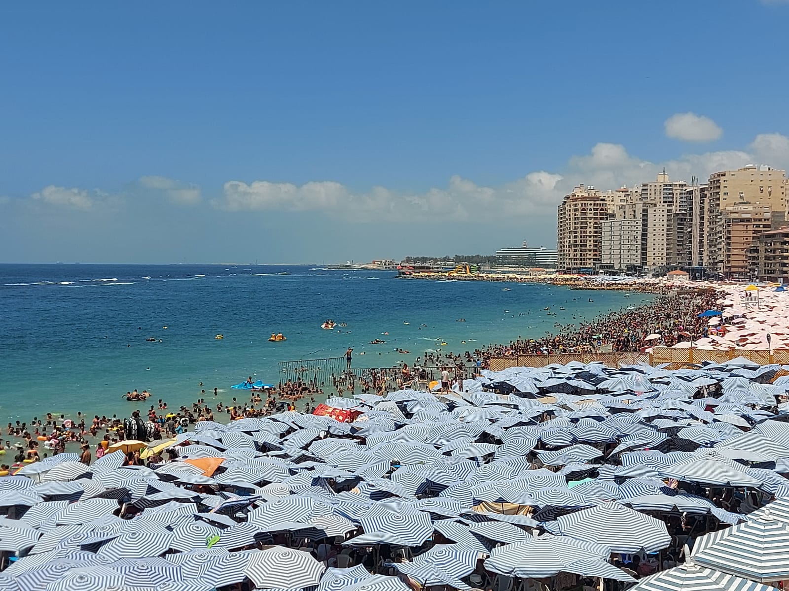 اقبال كبير وزحام اقبال كبير وزحام