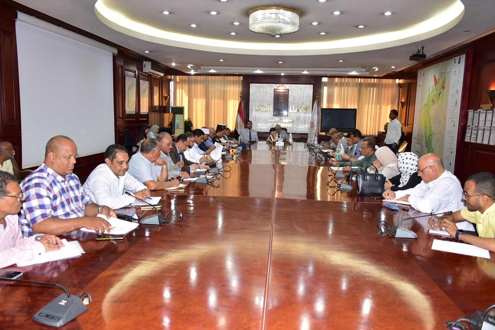 محافظ الأقصر يعقد اجتماع تنسيقي لبحث إستعدادات إنتخابات مجلس الشيوخ محافظ الأقصر يعقد اجتماع تنسيقي لبحث إستعدادات إنتخابات مجلس الشيوخ