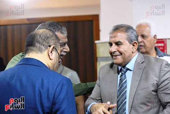 طاهر أبو زيد يقدم العزاء طاهر أبو زيد يقدم العزاء