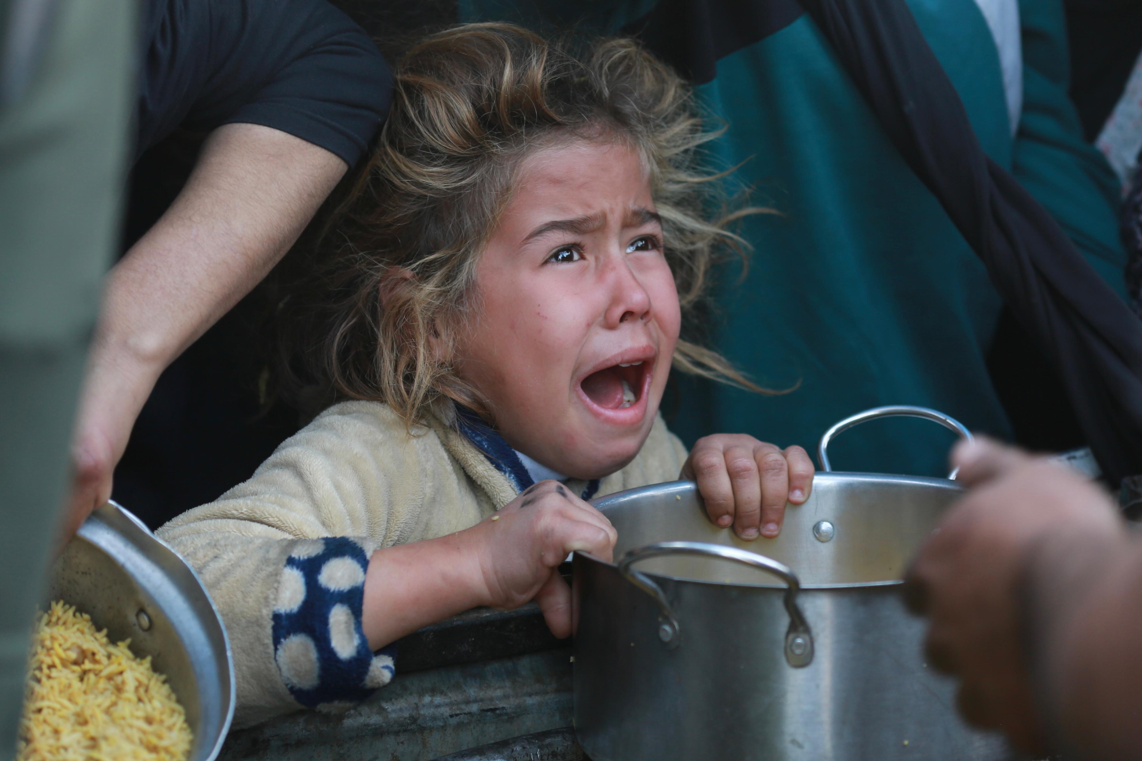 أطفال غزة يعانون من القصف والجوع