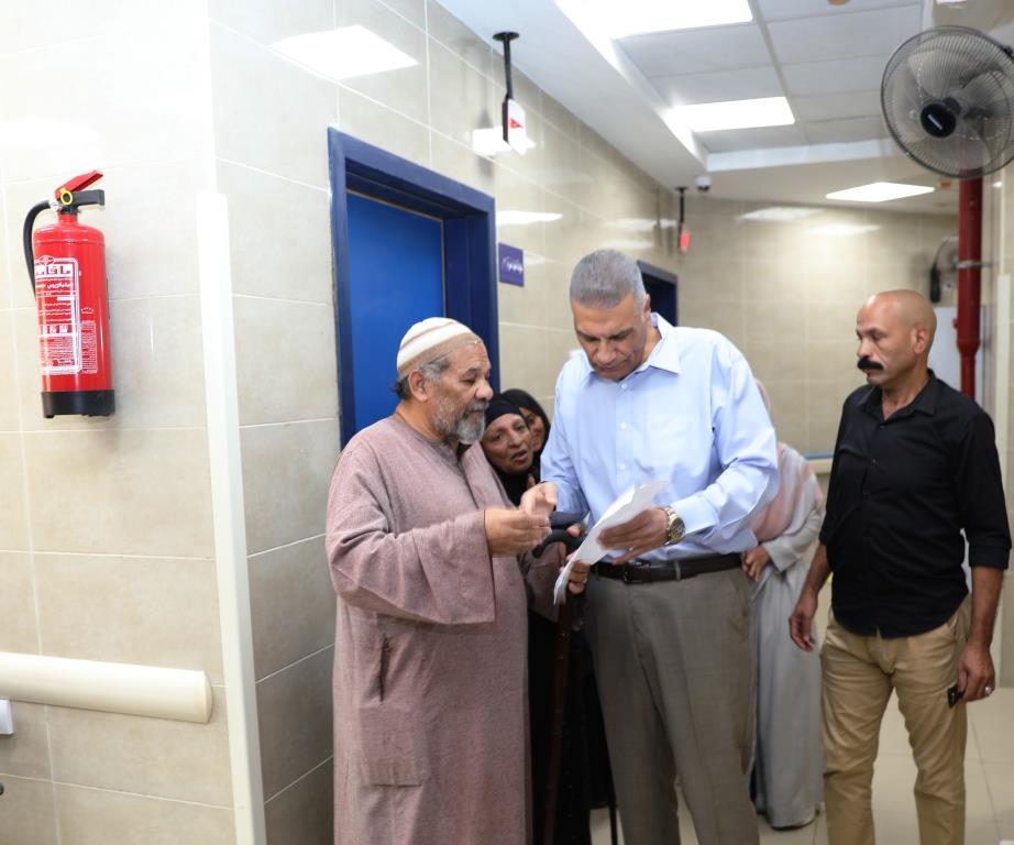 محافظ أسوان مع المواطنين