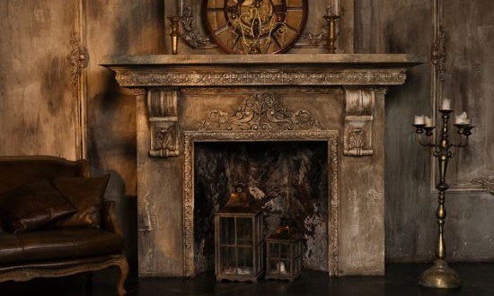 هيكل عظمي خلف المدفأة